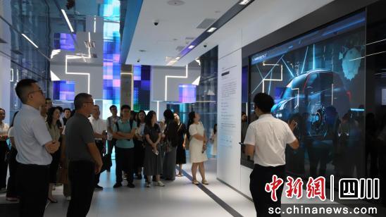 机器人进厂打螺丝成现实 成都国企开放日揭秘制造业智能化转型